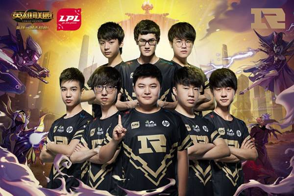 跟队：西蒙斯的转会无任何进展，可能最终会留在莱比锡